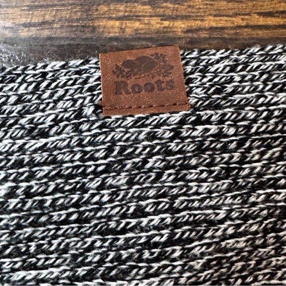 Roots Canada Deluxe Scarf NWOT - Picture 6 of 7
